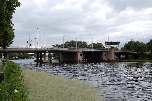 Oude Rijn met Albert Schweitzerbrug in Alphen aan den Rijn