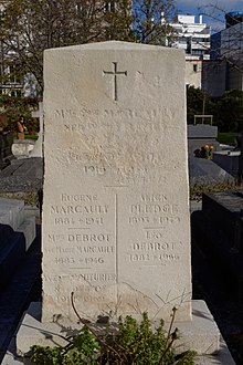 Paris'teki Père Lachaise Mezarlığı'ndaki Alick-Maud Pledge'nin mezarındaki mezar taşı. (Taş üzerindeki diğer isimler Eugène Marcault, Marie Marcault Debrot, Yvette Couturier ve Léo Debrot'dur.)