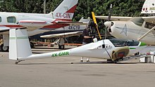 Rumpf einer PIK-20E mit ausgeklapptem Antrieb auf dem Flugplatz Herzliya (Israel)