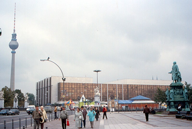 File:Palast der Republik Berlin 1998.jpg