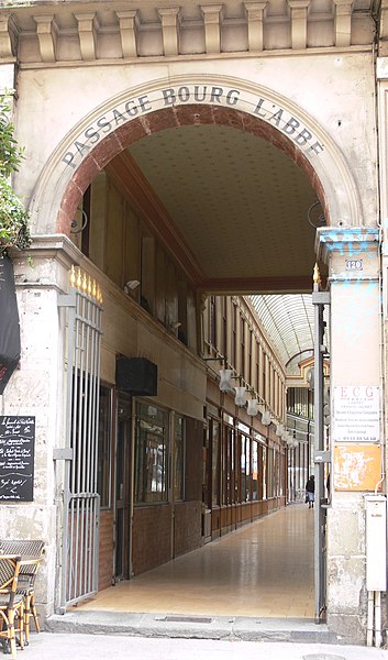 File:Paris - passage du Bourg-l'Abbé - entrée rue Saint-Denis.jpg