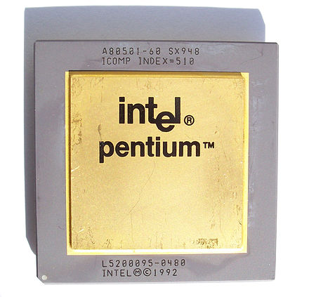Pentium 60 SX948 Widok od góry z metalową pozłacaną blachą miedzianą zmniejszającą rezystancję termiczną struktury krzemowej do radiatora