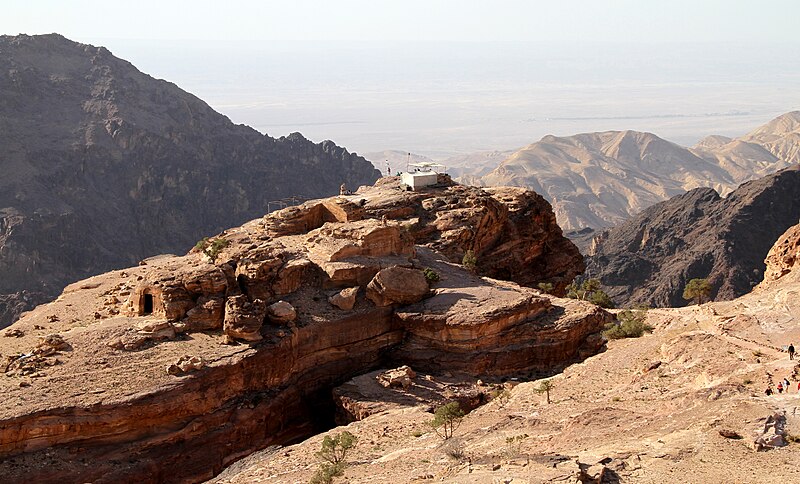 File:Petra-Jabal al-Deir-28-2010-gje.jpg