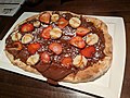 Пица са јагодама, бананом и кремом од чоколаде