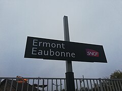 Plaque signalétique indiquant le nom de la gare.