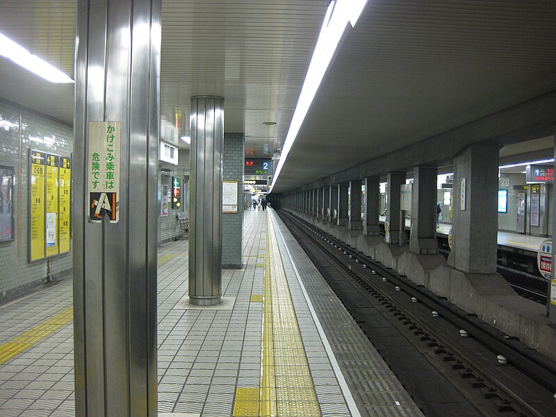 File:Platform for Yotsubashi subway line of Hommachi Station.JPG