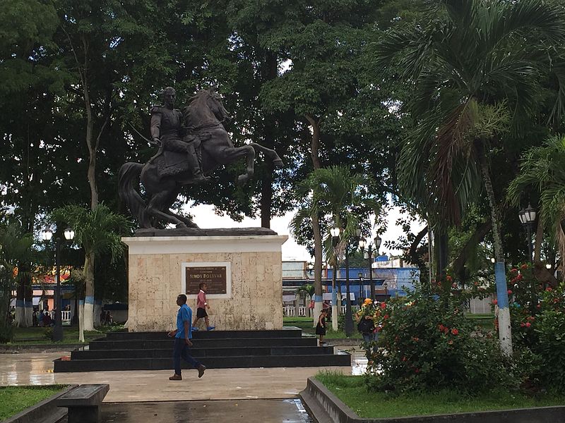 File:Plaza Bolívar de Tucupita.jpg