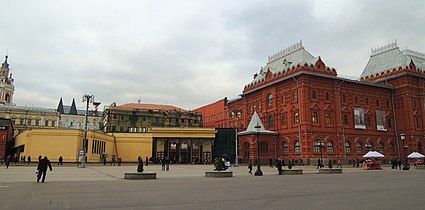 לובי התחנה ממוקם בכיכר רבוליוציי