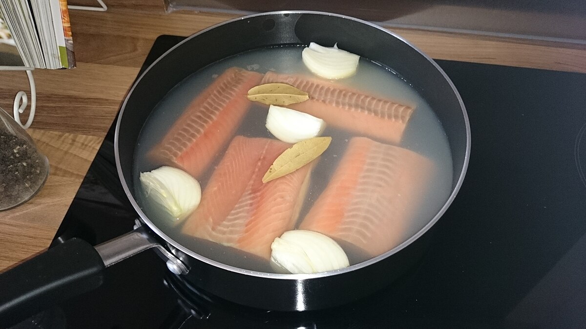 https://upload.wikimedia.org/wikipedia/commons/thumb/d/dd/Poaching_salmon.jpg/1200px-Poaching_salmon.jpg