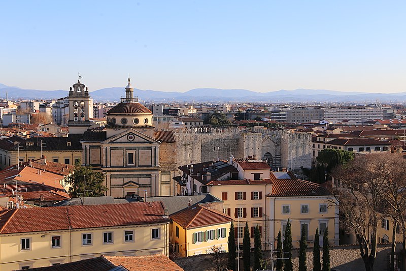 File:Prato, palazzo pretorio, terrazza superiore, vedute 03 le carceli e castello imperatore.jpg