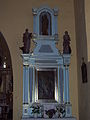 Ołtarz boczny z figurką Matki Boskiej z Dzieciątkiem Jezus po prawej stronie tęczy