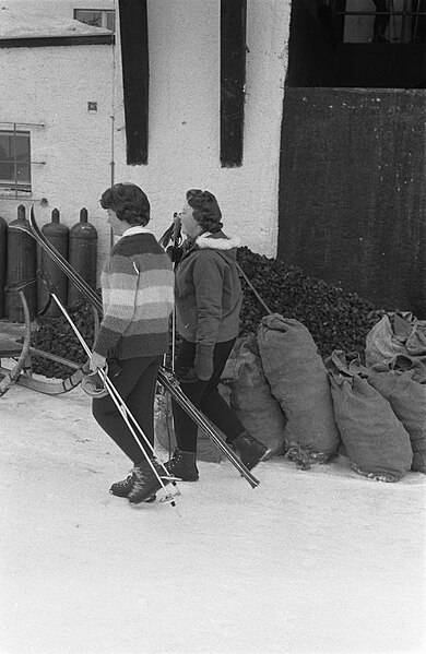 File:Prinses Irene en Prinses Beatrix in Sankt Anton, Bestanddeelnr 911-0008.jpg