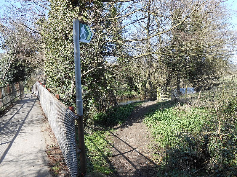 File:Public footpath at Hope, Flintshire (2).JPG