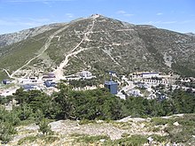 Puerto de Navacerrada con el telesilla de Guarramillas en lo alto, abierto durante los fines de semana del verano. La imagen fue tomada en las proximidades del Alto del Telégrafo.