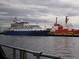 Buques para viajes a Antártida, estacionados en el puerto de Ushuaia.