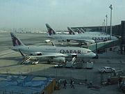 letouny společnosti Qatar Airways, které mají na letišti svůj hub
