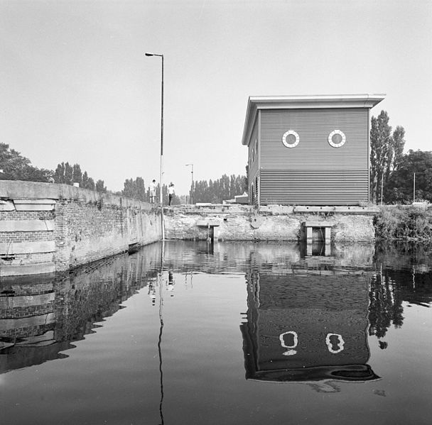 File:Rechter dokhoofden en waterinlaat - Hellevoetsluis - 20337316 - RCE.jpg