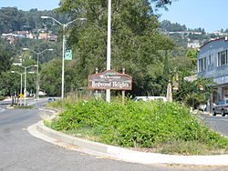 Ein Schild, das Autofahrer in Redwood Heights begrüßt