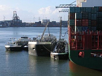 Een containerschip in Rotterdam aan het bunkeren vanuit een aantal bunkerboten.