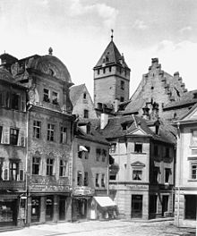 Der Neupfarrplatz im Jahr 1893, mit dem Goldenen Turm im Hintergrund