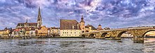 Die Steinerne Brücke (südlicher Teil) und der Dom St. Peter