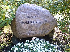 Rikard Nordraak's tombstone.jpg