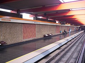 Vista desde as plataformas da estação, sentido Cerro Blanco e depois linha 2, atualmente Vespucio Norte.