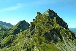 Utsikt från åsen till Brünnelistock vid Rossalpelispitz (höger) och Zindlenspitz (vänster bakom)