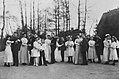 Russischer Photograph um 1904 - Jugendliche Teegesellschaft in Zarskoje Selo (Zeno Fotografie).jpg