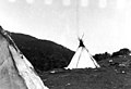 Sameleir med telt. Lyngen, Troms 1947 - Norsk folkemuseum - NF.13712-023.jpg