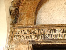 Particolare del portale della chiesa di San Menna.