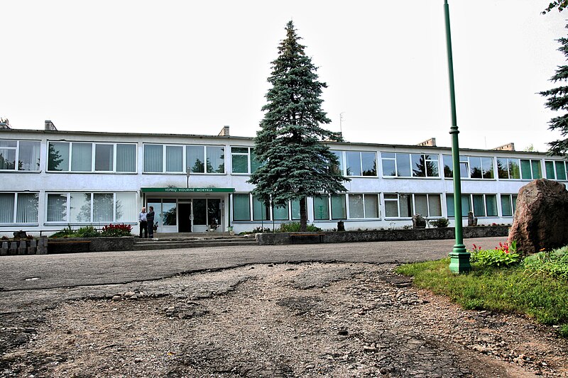 File:School in Vepriai.jpg