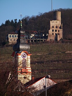 Vinice a hrad Strahlenburg