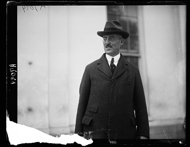 File:Secy. W (Henry Stimson?) LCCN2016892687.jpg