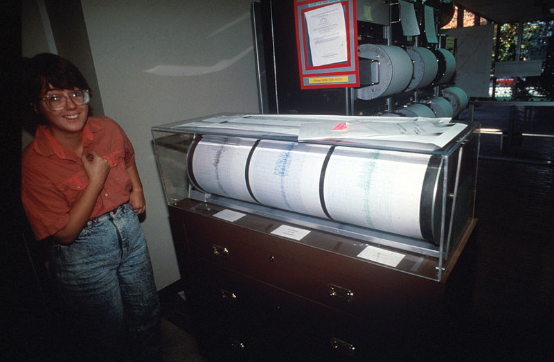 File:SeismographLomaPreitaQuakeSeismologistSmile.jpg