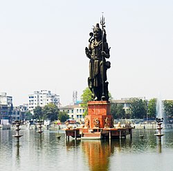 Shiva haykali @ Sur Sagar ko'li, Vadodara.JPG