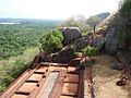 Sigiriya-restes edifici a mitja muntanya.jpg