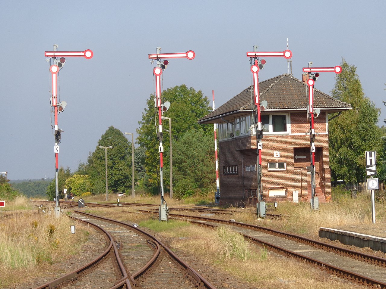 nördliches Stellwerk mit Gleisen und Signalen 2016