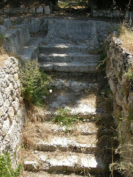 File:Siracusa, neapolis, anfiteatro romano 09 scalinata.JPG