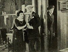 Escena de Smudge (1922), con Ora Carew, Charles Ray y Charles K. French