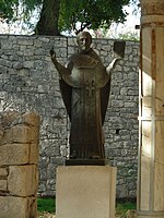 Monument in de buurt van de muren van de kerk van St. Nicolaas in Demre