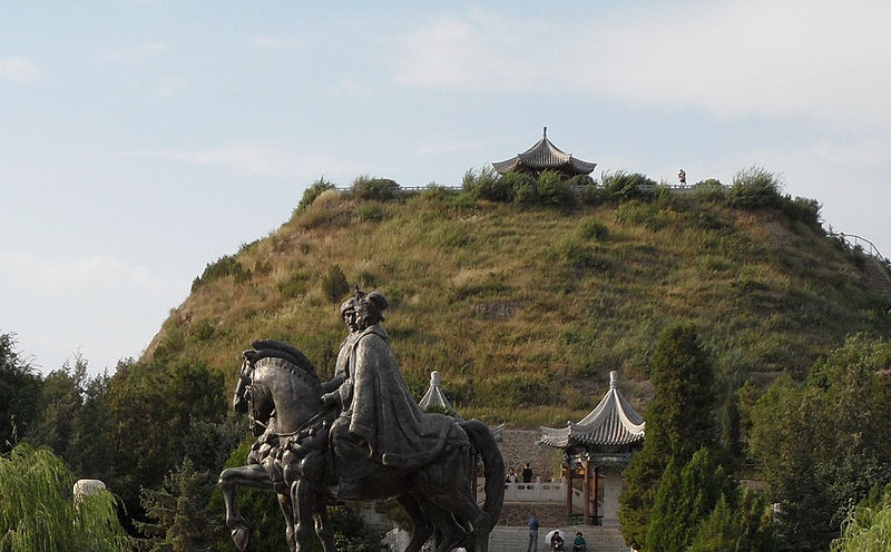 File:Statue at the Wang Zhaojun Tomb.jpg