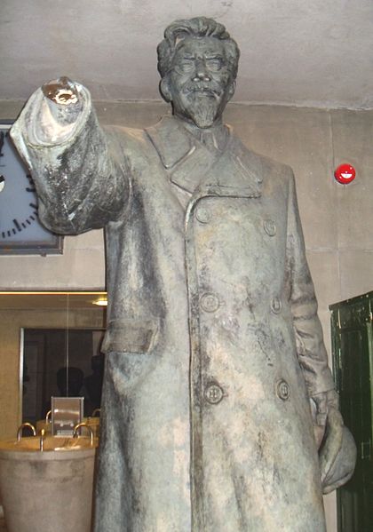 File:Statue of Mikhail Kalinin at the Occupations Museum of Tallinn, Estonia.jpg