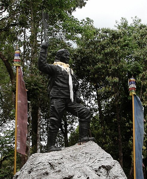 File:Statue of Tenzing Norgay at Himalayan Mountaineering Institute.jpg