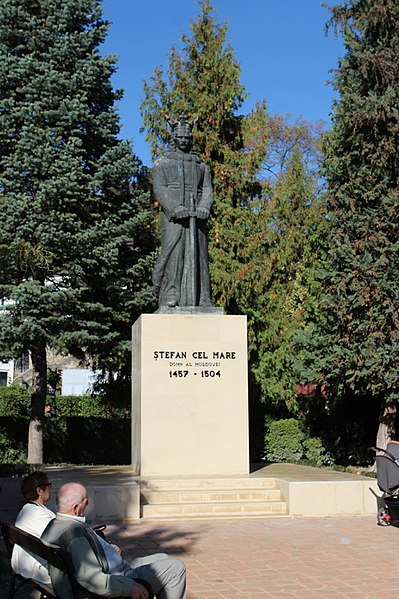 File:Statuia lui Stefan cel Mare.jpg