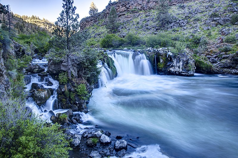 File:Steelhead Falls on the Deschutes River (22015049076).jpg