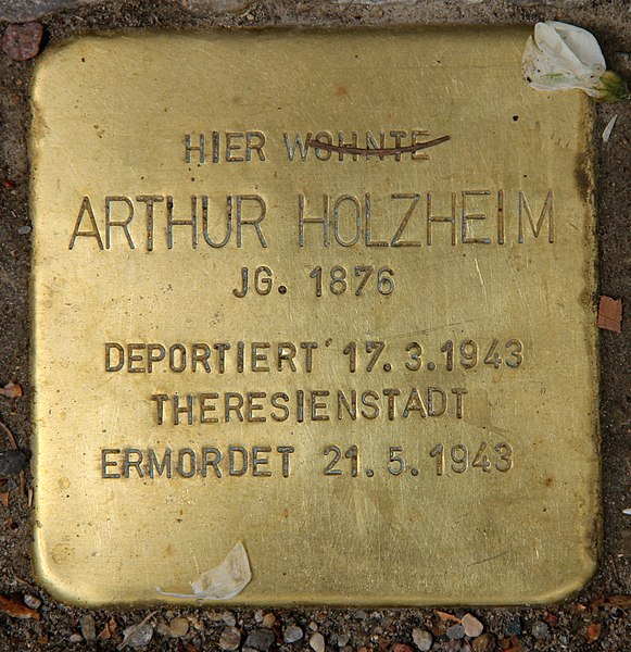 File:Stolperstein Eosanderstr 31 (Charl) Arthur Holzheim.jpg