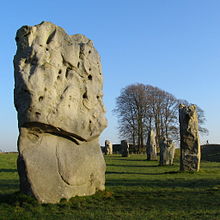 Stone 10 ja muut upeassa kehässä avebury henge.jpg