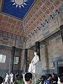 Die Statue von Sun-Yat-sen im Vorraum des Mausoleums; an der Decke das Emblem der Kuomintang