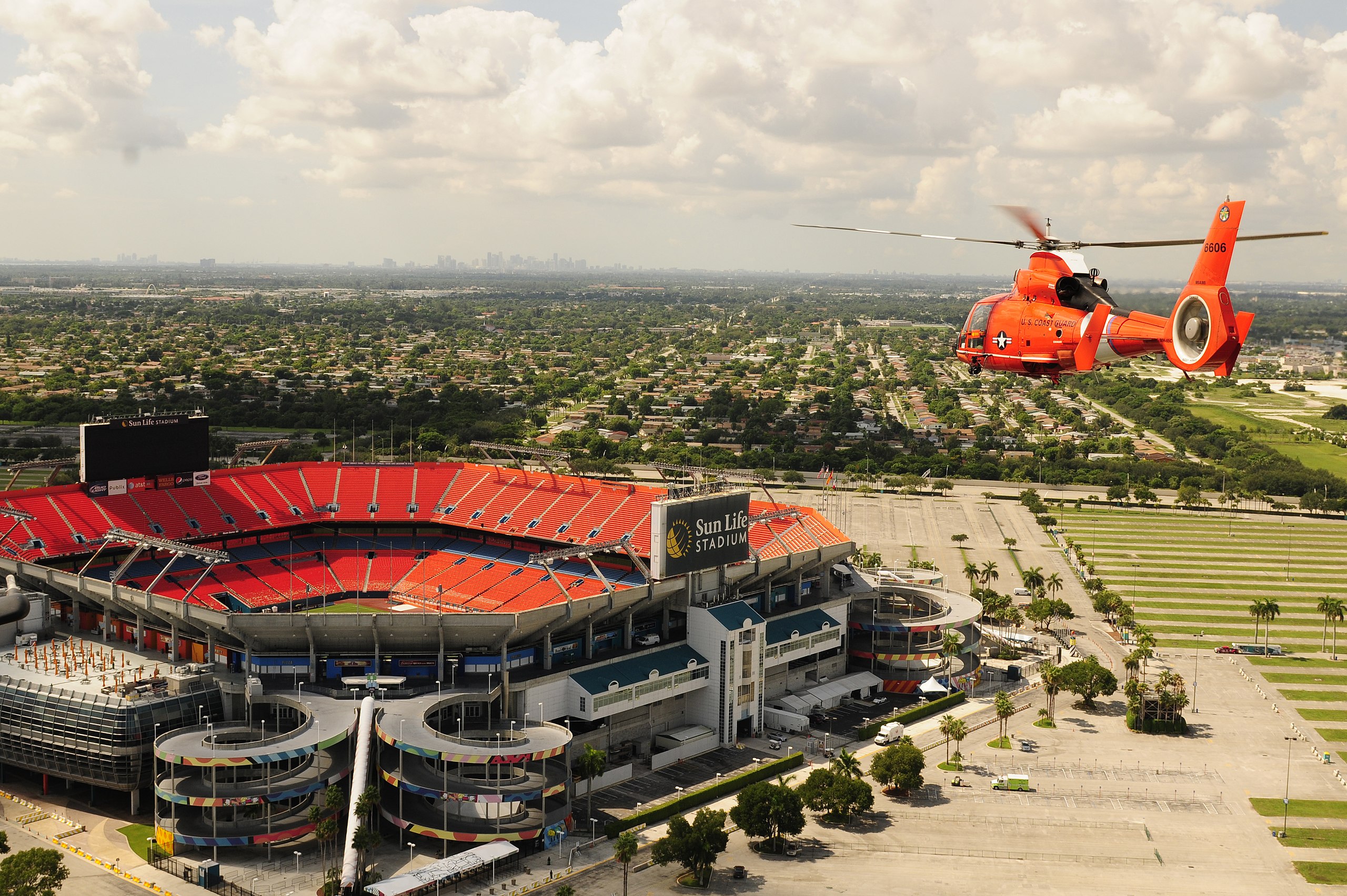 Archivo:Sun Life Stadium Coast Guard flyover.JPG - Wikipedia, la enciclopedia libre